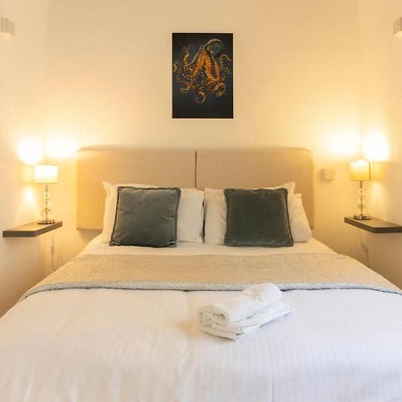 **Sunny And Bright, Thatchers Rock One Bed Beach Front Apartment*** Torquay Eksteriør billede