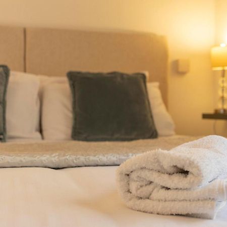 **Sunny And Bright, Thatchers Rock One Bed Beach Front Apartment*** Torquay Eksteriør billede