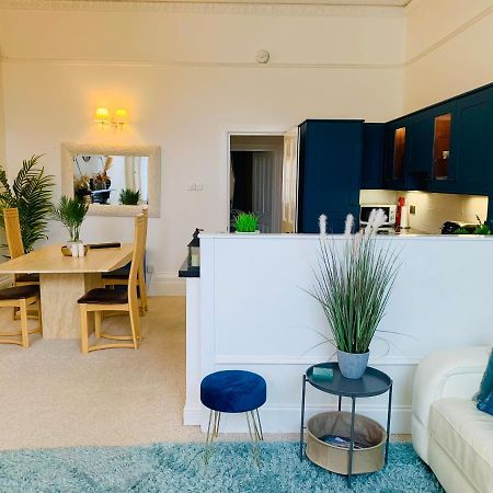 **Sunny And Bright, Thatchers Rock One Bed Beach Front Apartment*** Torquay Eksteriør billede