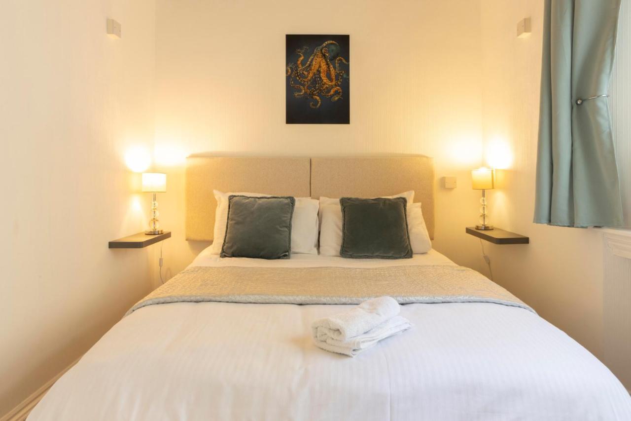 **Sunny And Bright, Thatchers Rock One Bed Beach Front Apartment*** Torquay Eksteriør billede