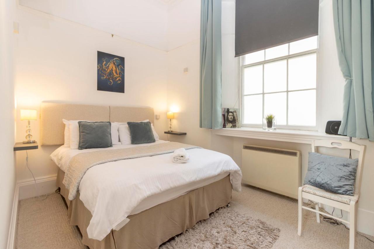 **Sunny And Bright, Thatchers Rock One Bed Beach Front Apartment*** Torquay Eksteriør billede