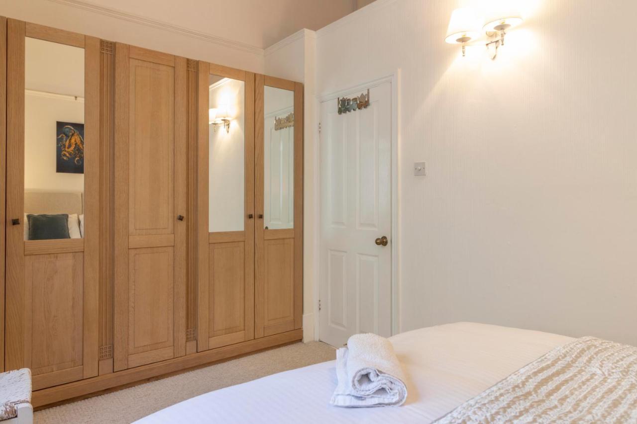 **Sunny And Bright, Thatchers Rock One Bed Beach Front Apartment*** Torquay Eksteriør billede