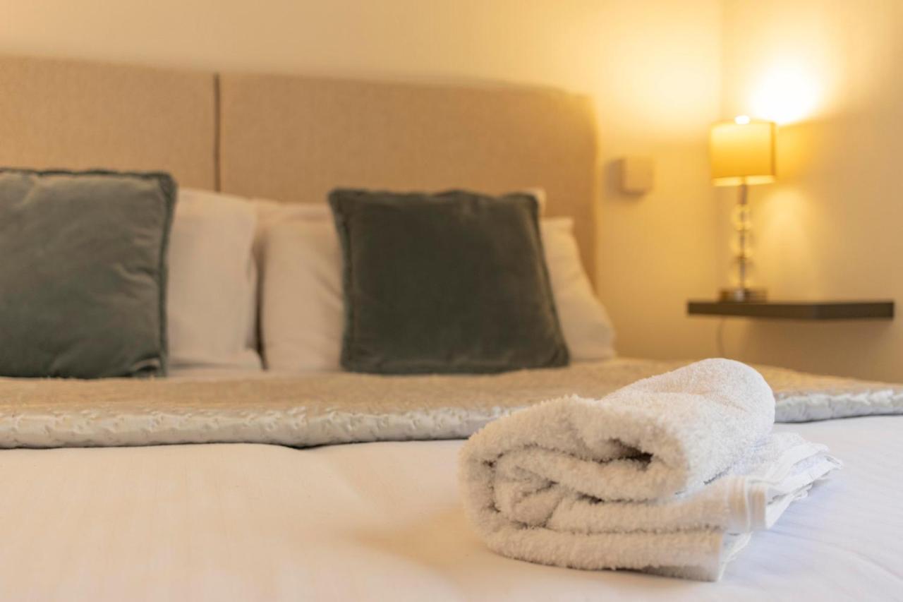 **Sunny And Bright, Thatchers Rock One Bed Beach Front Apartment*** Torquay Eksteriør billede