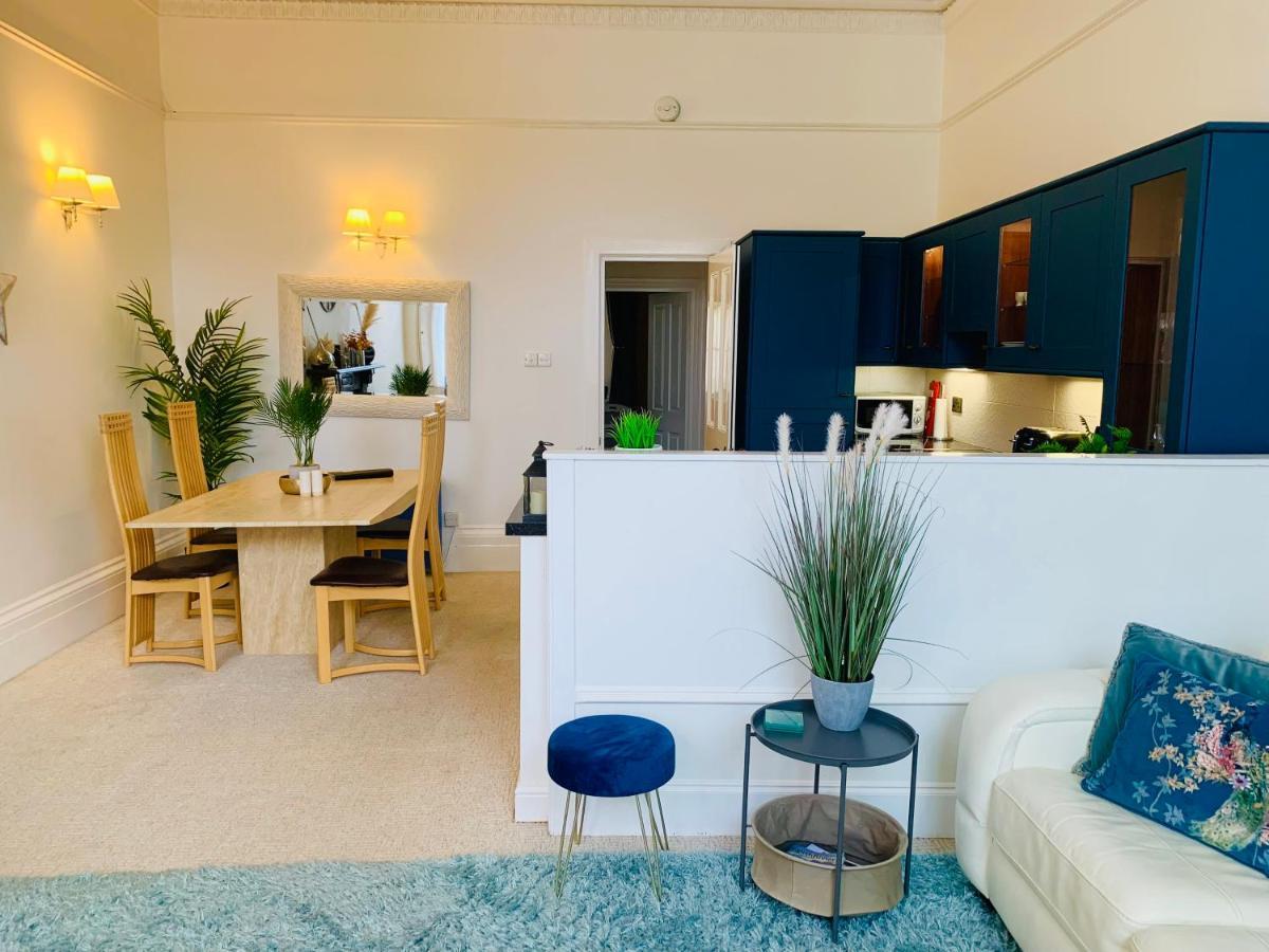**Sunny And Bright, Thatchers Rock One Bed Beach Front Apartment*** Torquay Eksteriør billede