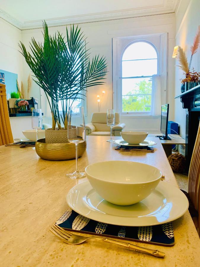 **Sunny And Bright, Thatchers Rock One Bed Beach Front Apartment*** Torquay Eksteriør billede