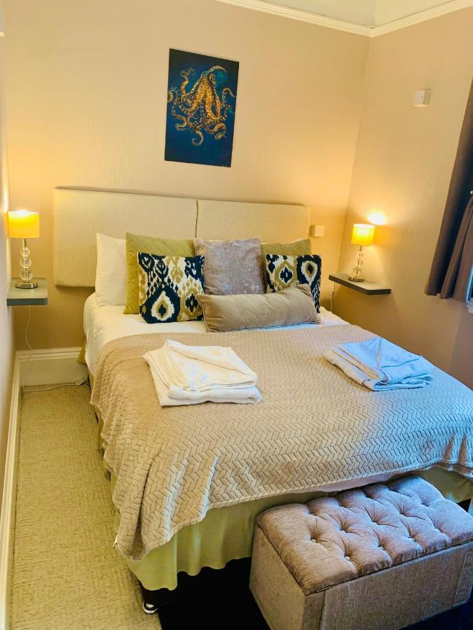 **Sunny And Bright, Thatchers Rock One Bed Beach Front Apartment*** Torquay Eksteriør billede