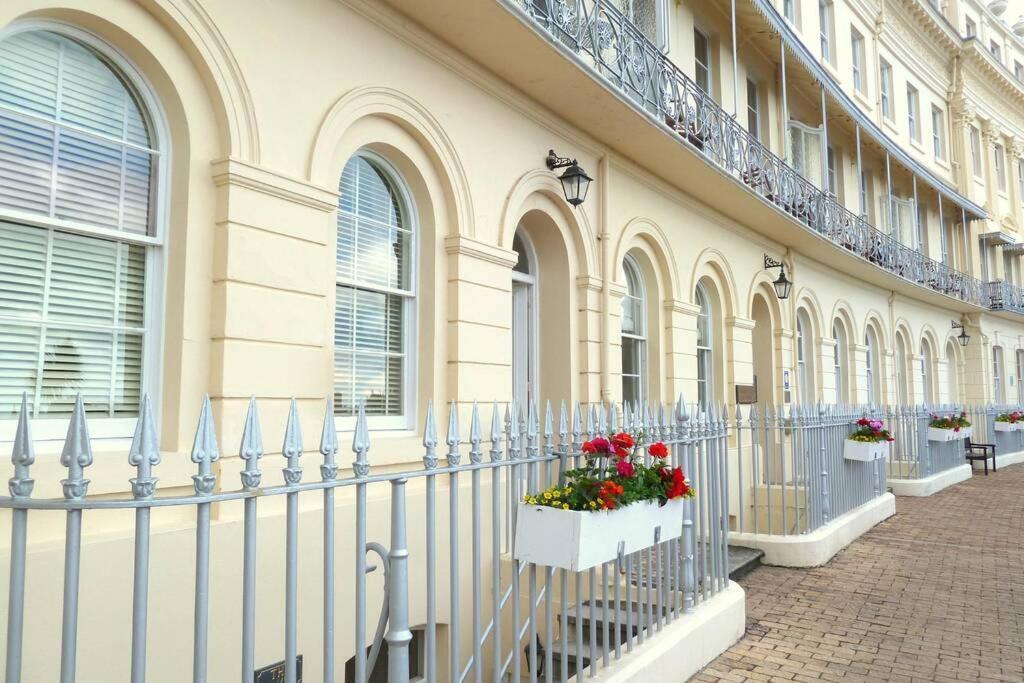 **Sunny And Bright, Thatchers Rock One Bed Beach Front Apartment*** Torquay Eksteriør billede