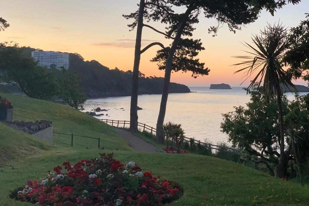 **Sunny And Bright, Thatchers Rock One Bed Beach Front Apartment*** Torquay Eksteriør billede