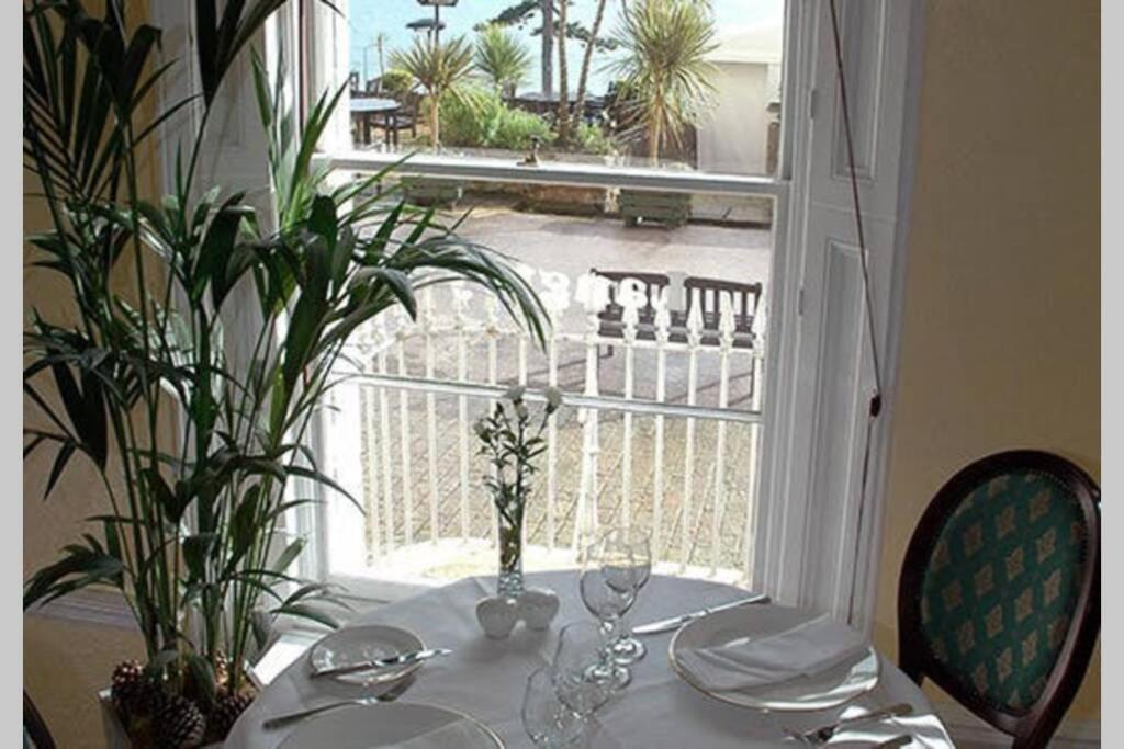 **Sunny And Bright, Thatchers Rock One Bed Beach Front Apartment*** Torquay Eksteriør billede
