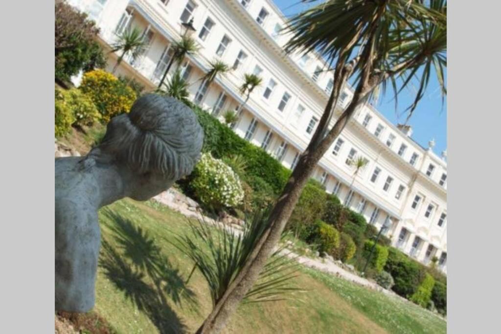 **Sunny And Bright, Thatchers Rock One Bed Beach Front Apartment*** Torquay Eksteriør billede